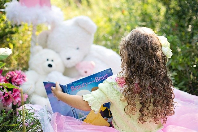 little girl reading 912380 640